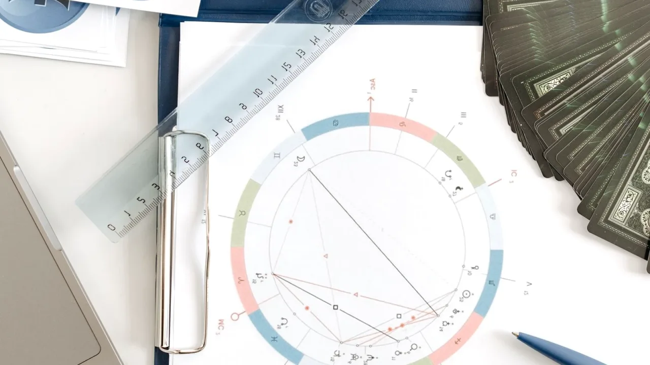 Masada duran astroloji haritası, kartlar ve defter