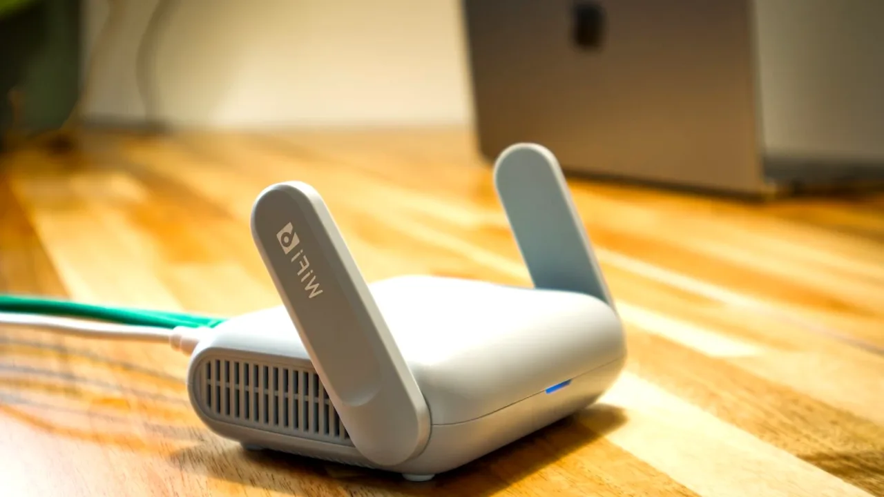 Ahşap masa üzerinde antenli Wi-Fi modemi