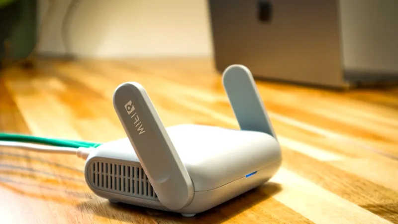Ahşap masa üzerinde antenli Wi-Fi modemi
