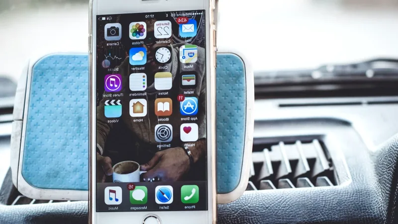 Araç konsoluna takılı ana ekranı açık akıllı telefon