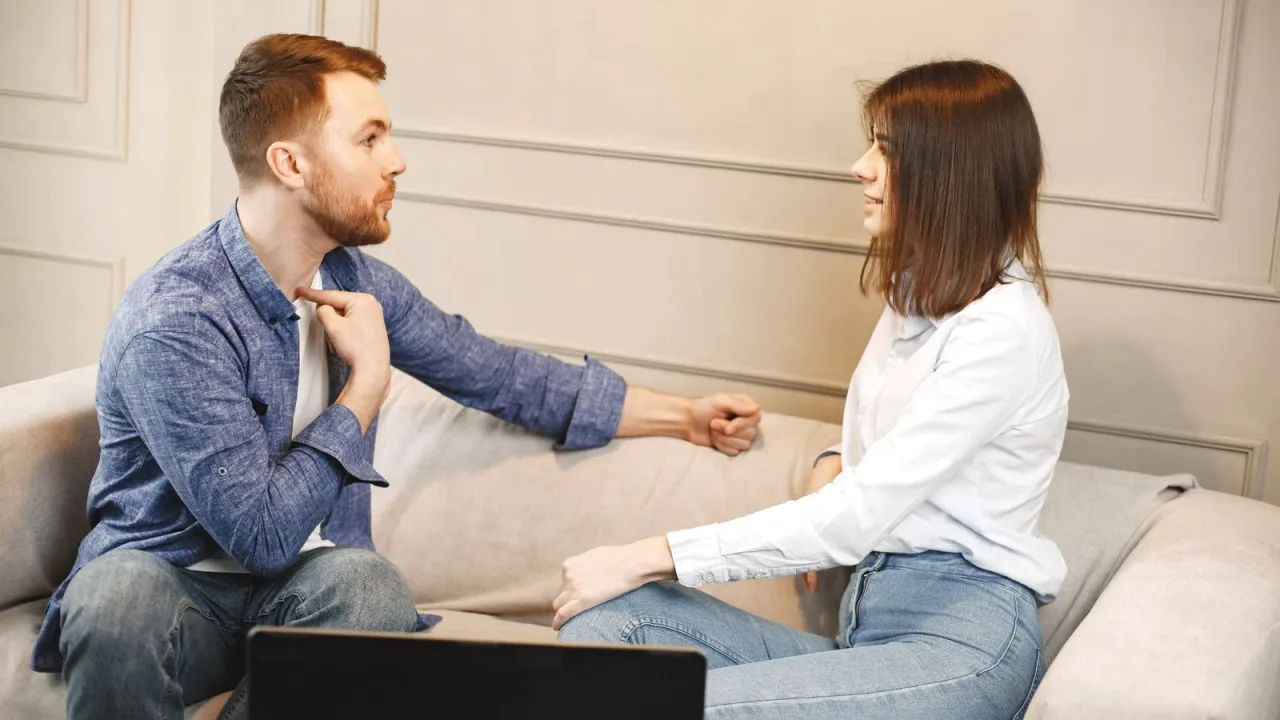 Kanepede oturup sohbet eden genç çift